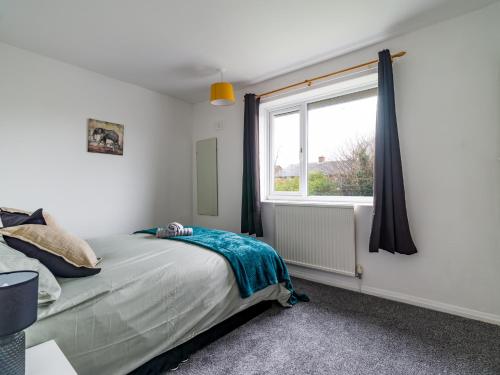 um quarto com uma cama e uma janela em Beautiful Durham accommodation - Perfect for contractors em Shincliffe