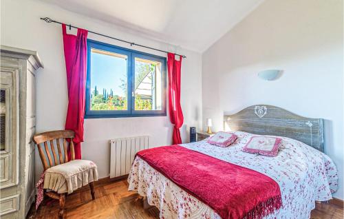 グラースにあるStunning Home In Grasse With 3 Bedrooms, Outdoor Swimming Pool And Swimming Poolのベッドルーム1室(ベッド1台付)、赤いカーテン付きの窓が備わります。