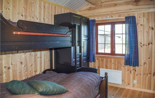 - une chambre avec un lit dans une pièce en bois dans l'établissement Awesome Home In Nesbyen With Kitchen, à Nesbyen