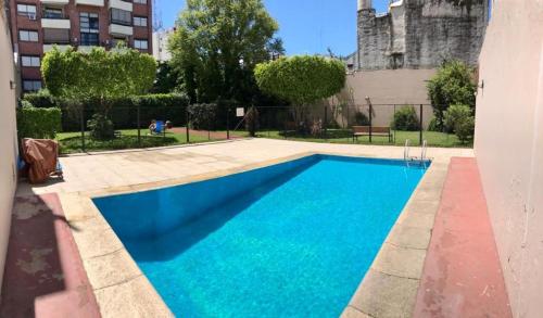 una piscina en medio de un edificio en Duplex del Cid en Buenos Aires