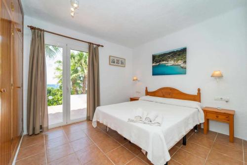 una camera con letto e vista sull'oceano di Bini Carmen a Binibeca