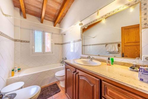 ポリェンサにあるCa'n Collのバスルーム(洗面台、トイレ、鏡付)
