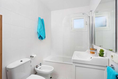 ビニベカにあるBini Lisaの白いバスルーム(トイレ、シンク付)