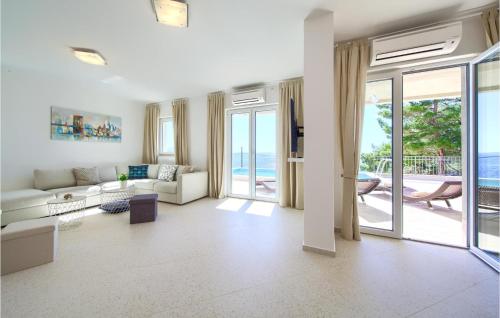 a living room with a couch and a table at Amazing Home In Martinscica in Martinšćica