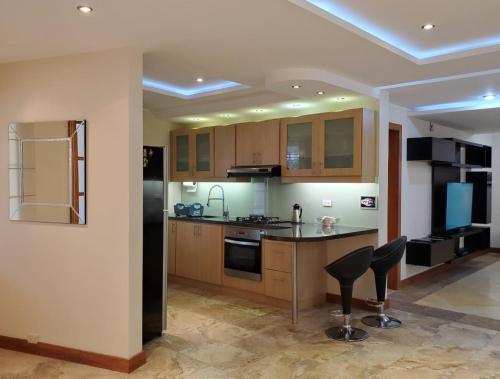 Kuchyň nebo kuchyňský kout v ubytování ELEGANTE SUITE CUMBAYA QUITO