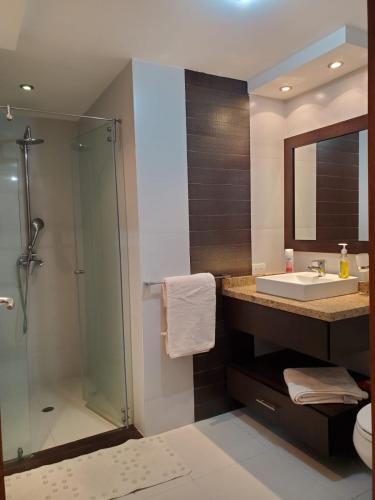 Koupelna v ubytování ELEGANTE SUITE CUMBAYA QUITO