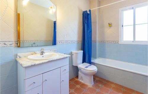 Beautiful Apartment In Alcaucn With Wifi في ألكاوثين: حمام مع حوض ومرحاض ومرآة