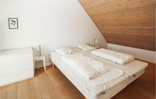 Postel nebo postele na pokoji v ubytování 2 Bedroom Amazing Apartment In Samsø