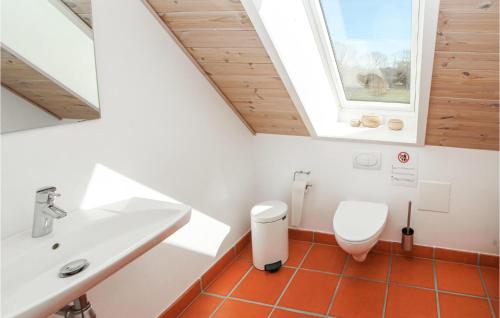 A bathroom at Gorgeous Apartment In Sams With Kitchen