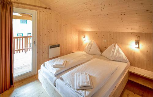 a bedroom with a bed with two towels on it at Stunning Home In St,georgen Am Kreischb, With 2 Bedrooms And Sauna in Sankt Lorenzen ob Murau