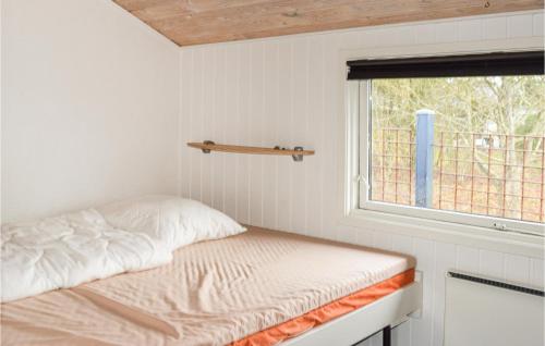 Habitación pequeña con cama y ventana en Lovely Home In Hadsund With Kitchen, en Hadsund