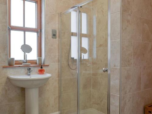 La salle de bains est pourvue d'une douche et d'un lavabo. dans l'établissement Beith, à Kilmuir