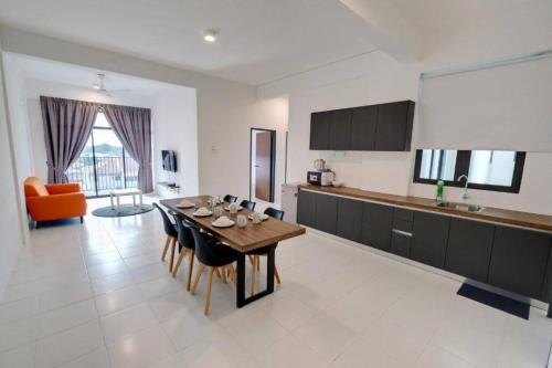 a kitchen and dining room with a table and chairs at D'yana Imperio Homestay in Alor Setar