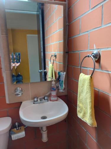 y baño con lavabo y espejo. en Xhunco House en Santa Cruz - Huatulco