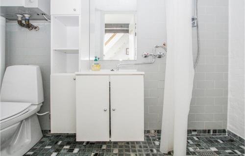 a white bathroom with a sink and a toilet at Cozy Apartment In Sams With House Sea View in Ballen