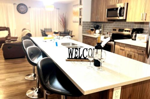 3BDRM Home, 5min to WEM/4min to River cree Casino