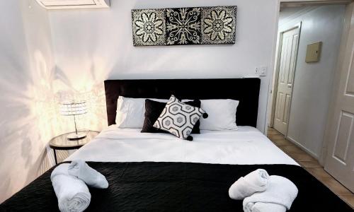 una camera da letto con un letto grande con asciugamani sopra di La Villa Pets ok No pet without Calling host prior to booking t&C apply ad Airlie Beach