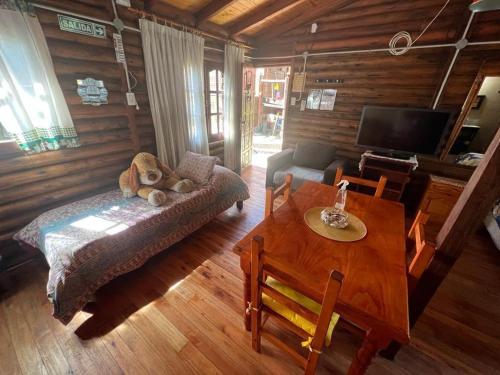 sala de estar con sofá y mesa en Cabaña mateo chica en Balneario Mar Azul