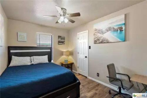 1 dormitorio con 1 cama y ventilador de techo en Cozy 3bd/2bath staycation near fort hood, en Killeen