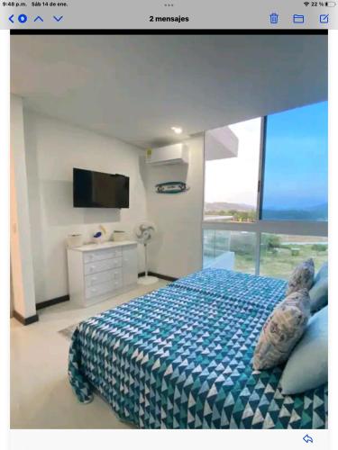 Schlafzimmer mit einem Bett und Meerblick in der Unterkunft Sensacional moderno , Bello Horizonte sector Irotama , Zazue in Santa Marta