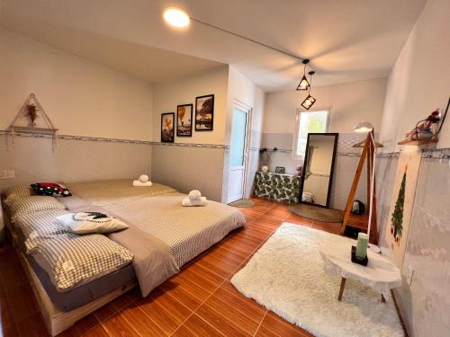 um quarto com duas camas num quarto em Nhà của Ớt em Da Lat