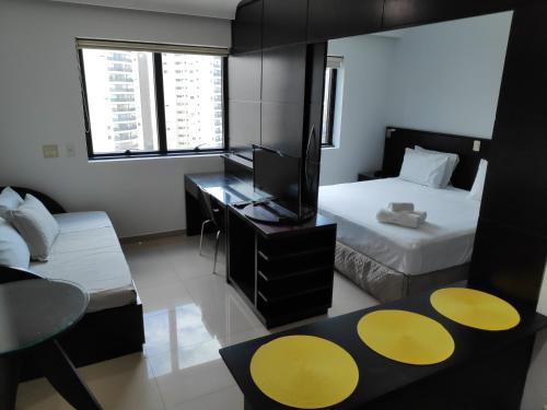 una camera d'albergo con due letti e una televisione di Lindo Flat Luxuoso em Moema Ibirapuera - Apto 1320 a San Paolo