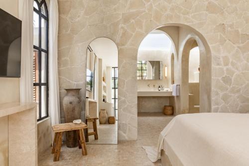 ケロボカンにあるLuxe & Unique honeymoon Bocami Suites- 1 by OriVistaのベッドルーム1室(ベッド1台、アーチ型の窓2つ付)