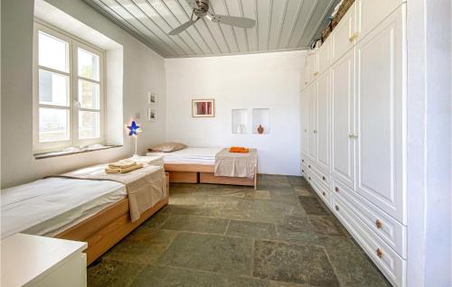 Säng eller sängar i ett rum på Stunning Home In Sifnos With House Sea View