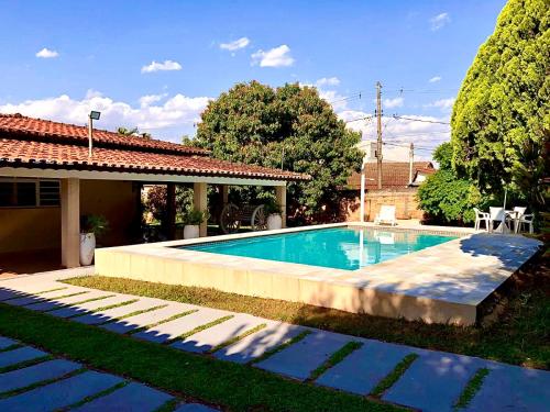 ein Swimmingpool im Hof eines Hauses in der Unterkunft Chácara do Zizi in Elias Fausto