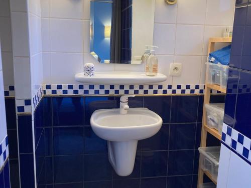 W łazience znajduje się biała toaleta i lustro. w obiekcie Charmante Maison avec Jardin, Terrasse et Parking - Animaux Acceptés - FR-1-418-196 w mieście Le Palais