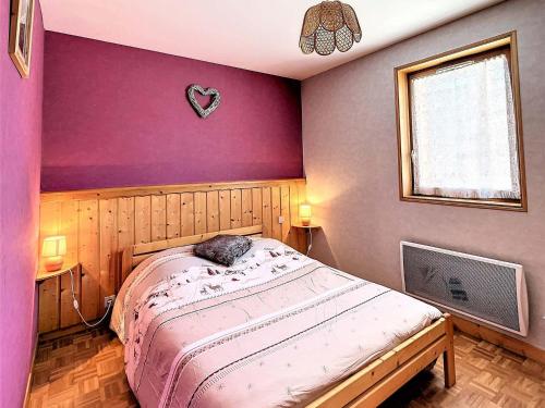 - une chambre avec un lit et un mur violet dans l'établissement Appartement Le Corbier, 3 pièces, 4 personnes - FR-1-267-246, à Villarembert