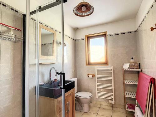 La salle de bains est pourvue de toilettes, d'un lavabo et d'une douche. dans l'établissement Appartement Le Corbier, 3 pièces, 4 personnes - FR-1-267-246, à Villarembert