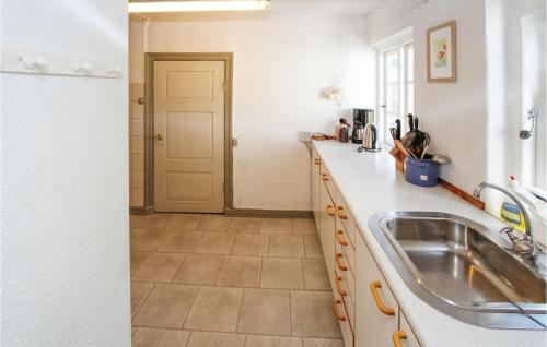 uma cozinha com um lavatório e um balcão em Awesome Home In Sams With Wifi em Ballen