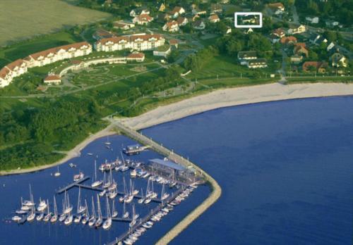 eine Luftansicht auf einen Yachthafen mit Booten im Wasser in der Unterkunft Ferienwohnungen 300 m zum Strand in Glowe