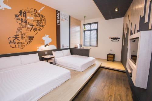 a room with two beds and a couch at True-FDs Inn in Xiaoliuqiu