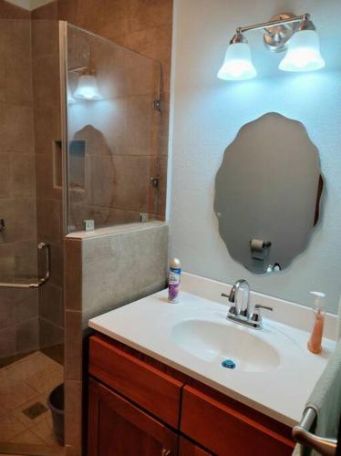 La salle de bains est pourvue d'un lavabo et d'une douche. dans l'établissement Authentic 4 bedroom house !, à Roatán