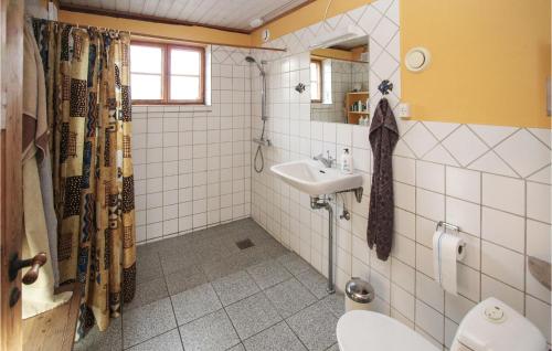 La salle de bains est pourvue de toilettes et d'un lavabo. dans l'établissement 3 Bedroom Cozy Home In Sams, à Ballen
