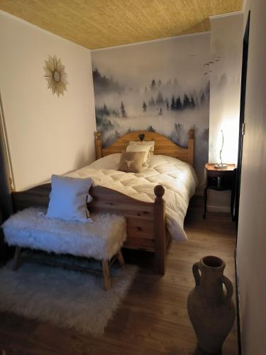 a bedroom with a bed and a chair and a table at Nid douillet in Gréolières