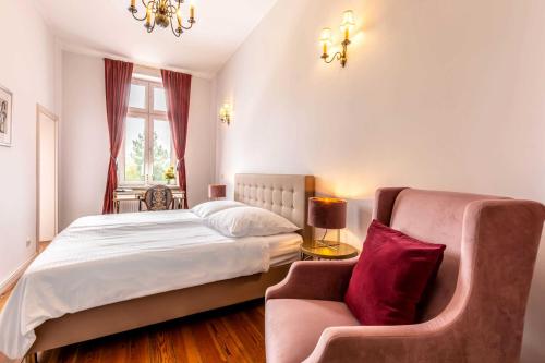 a bedroom with a bed and a couch at Schlosshotel Gross Koethel in Hohen Demzin