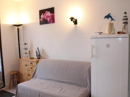 - une chambre avec un lit, une commode et un réfrigérateur dans l'établissement Appartement avec Terrasse, 6 Couchages, à 2 Pas de la Plage - Gruissan - FR-1-229-777, à Gruissan
