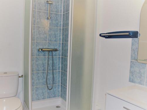 La salle de bains est pourvue d'une douche avec une porte en verre. dans l'établissement Appartement Gruissan, 2 pièces, 6 personnes - FR-1-229-777, à Gruissan