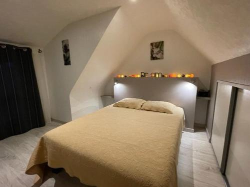 une chambre avec un grand lit dans un grenier dans l'établissement Charmante maison bretonne avec jardin clos, parking, WiFi, à 900m de la plage - Trégastel - FR-1-542-35, à Trégastel
