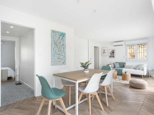 une salle à manger et un salon avec une table et des chaises dans l'établissement Appartement lumineux 3 pièces - Neuf 2021 - Climatisé - Grande terrasse - Parking - WIFI inclus - FR-1-326-730, à Marseillan