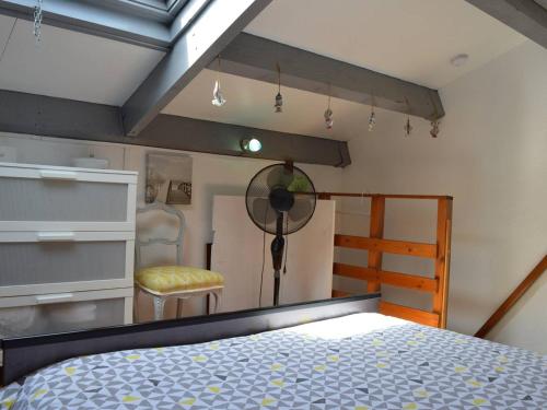 une chambre avec un lit, un bureau et un miroir dans l'établissement Appt 2 pièces, mezzanine, piscine, tennis - Saint Pierre la Mer - FR-1-229D-95, à Fleury