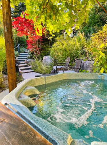 シーシェルトにあるThe Tuwanek Hotel and Spaの庭園内のプランジプール(スイミングプール付)