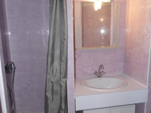 une salle de bain avec un lavabo et une douche dans l'établissement Appartement T2 cabine avec terrasse et parking privé à Marseillan, 4 à 6 couchages - FR-1-326-459, à Marseillan