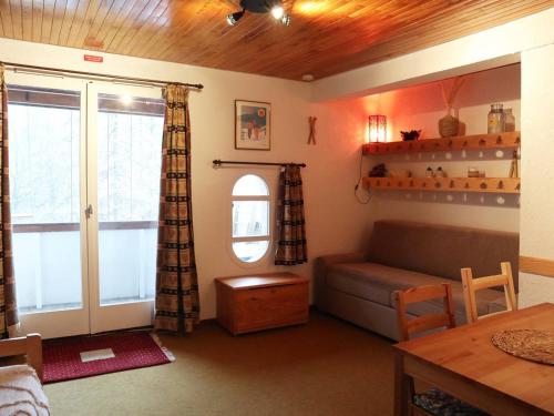 un salon avec un canapé et une fenêtre dans l'établissement Studio skis aux pieds pour 4 pers, Les Orres 1650 - FR-1-322-470, aux Orres