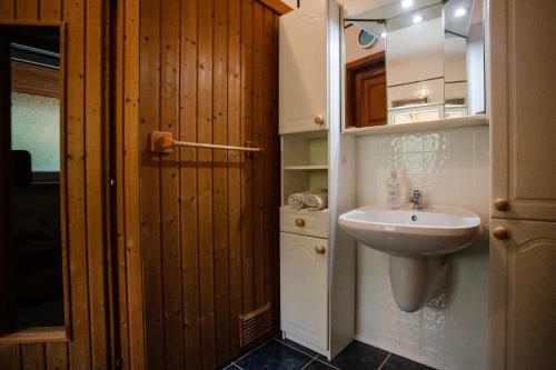 a bathroom with a sink and a toilet in it at Dunakanyar, Szentendrei sziget Szamóca Vendégház Horány télen nyáron in Szigetmonostor