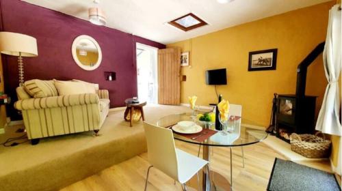 un soggiorno con un divano e un tavolo di The Annexe a Radstock