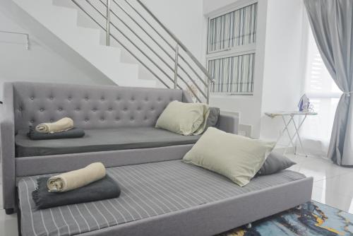 Χώρος καθιστικού στο AZFA Duplex Suite at De Centrum Putrajaya Bangi FREE WIFI